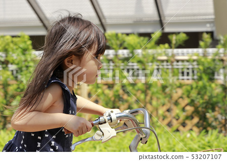 Toddler riding a bicycle (4 years old) Toddler riding a bicycle (4 years old) 53207107
