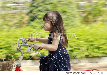Toddler riding a bicycle (4 years old) Toddler riding a bicycle (4 years old) 53207109