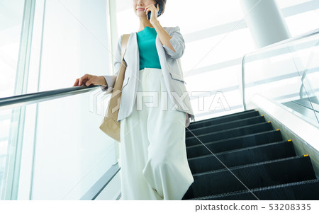 女商人辦公室自動傾斜企業圖像 53208335