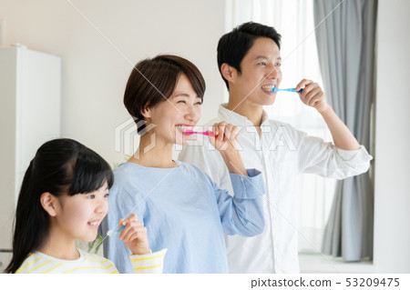 父母和兒童牙膏家庭形象 53209475