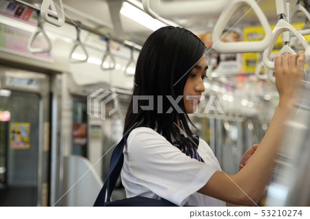 高中女生在火車上拍攝合作“京王電鐵有限公司” 53210274