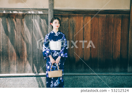 Yukata women and the streets of Kyoto Yukata women and the streets of Kyoto 53212524