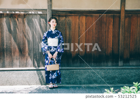 浴衣婦女和京都的街道 53212525
