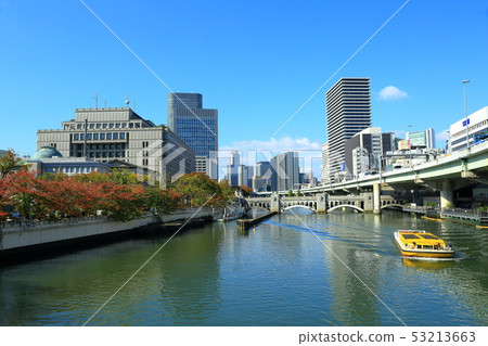 大阪Nakanoshima藍天和紅葉風景 大阪Nakanoshima藍天和紅葉風景 53213663