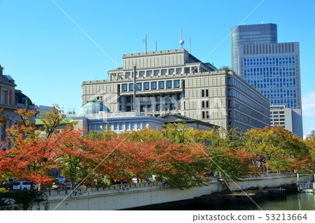 大阪Nakanoshima藍天和紅葉風景 大阪Nakanoshima藍天和紅葉風景 53213664