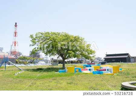 公園遊戲場所五彩空間休息的人 公園遊戲場所五彩空間休息的人 53216728