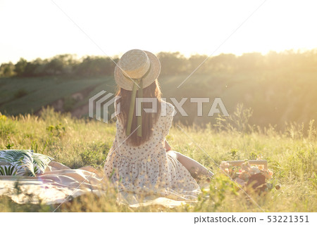 Happy woman lifestyle, beautiful relaxed girl in a straw hat on the nature from the back on picnic - Happy woman lifestyle, beautiful relaxed girl in a straw hat on the nature from the back on picnic - 53221351