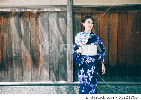 浴衣婦女和京都的街道 53221766