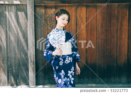 浴衣婦女和京都的街道 53221773