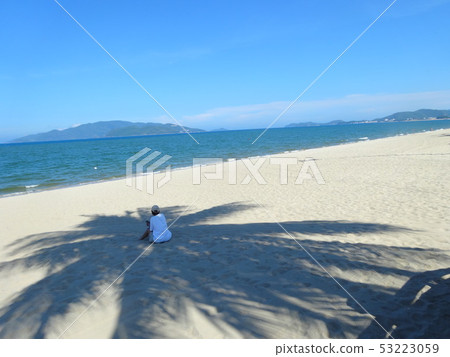 在棕櫚樹的陰影下休息 在棕櫚樹的陰影下休息 53223059