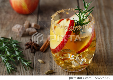 Apple drink with slices of apples in a glass 53223849