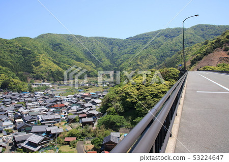 162號Anojiri-Tajima國道繞過福井縣奧巴馬市的“Oki Ishi Ohashi”和田島的城鎮景觀。 162號Anojiri-Tajima國道繞過福井縣奧巴馬市的“Oki Ishi Ohashi”和田島的城鎮景觀。 53224647