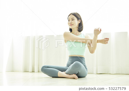伸展運動,健身,年輕的女人 伸展運動,健身,年輕的女人 53227579