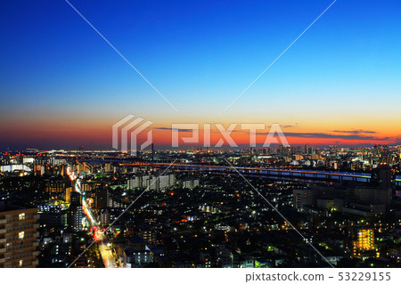 荒川和東京市中心的夜景染成淡黃色 53229155
