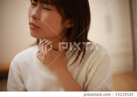 感到喉嚨不適的女性 53229185