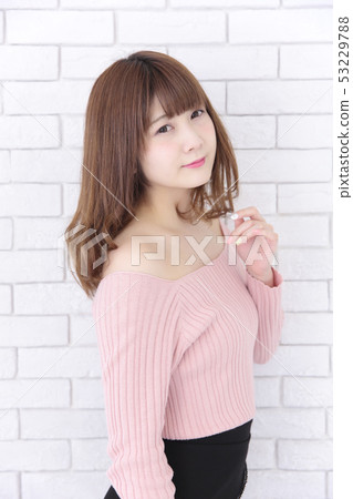 Young lady's hair style 53229788