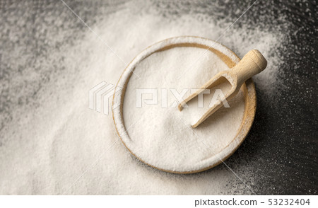 Plate with baking soda on wooden background 53232404