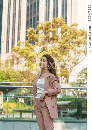 一名韓國婦女的神色，休息在公園，生活方式 53247182