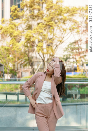 一名韓國婦女的神色，休息在公園，生活方式 53247183