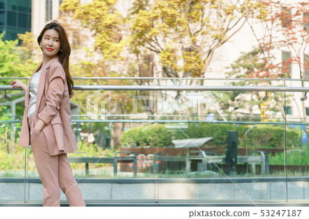 一名韓國婦女的神色,休息在公園,生活方式 一名韓國婦女的神色,休息在公園,生活方式 53247187