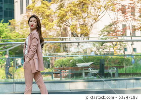 一名韓國婦女的神色,休息在公園,生活方式 一名韓國婦女的神色,休息在公園,生活方式 53247188