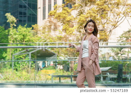 一名韓國婦女的神色,休息在公園,生活方式 一名韓國婦女的神色,休息在公園,生活方式 53247189