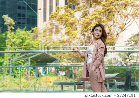 一名韓國婦女的神色，休息在公園，生活方式 53247191