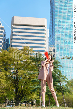 The look of a Korean woman, resting in a park, lifestyle 53247206