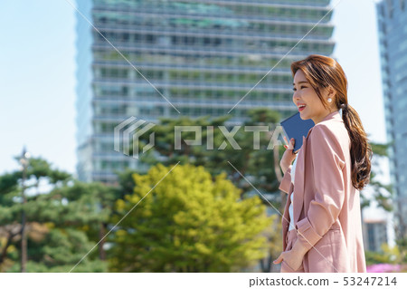 一名韓國婦女的神色,休息在公園,生活方式 一名韓國婦女的神色,休息在公園,生活方式 53247214