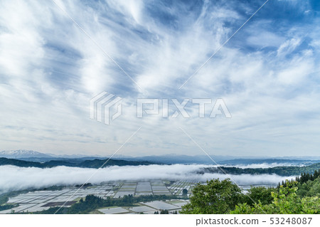 新潟縣小千谷市Ikegahara一個開創性的田地，剛剛結束了雲霧和稻田的種植 53248087