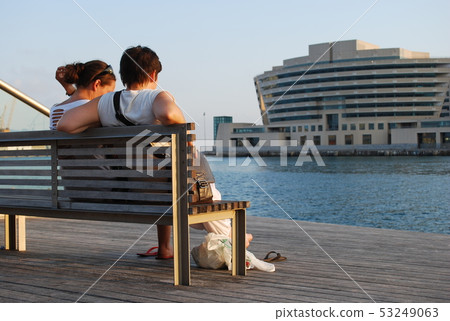 兩人在長椅上放鬆，西班牙/巴塞羅那 53249063