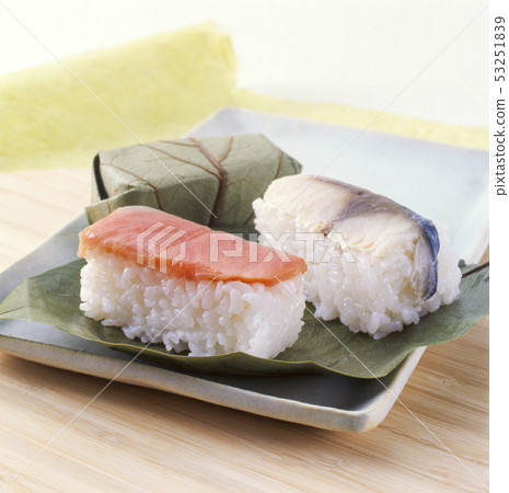 Persimmon leaf sushi 53251839