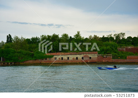 A small boat on the surface of Japanese water. 53251873