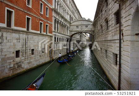 日本水錶面上的一條小船。 53251921