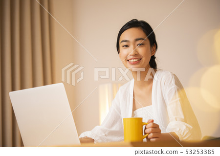 少婦在晚上朝向計算機 53253385