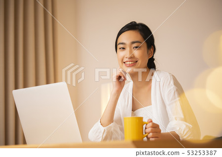 少婦在晚上朝向計算機 53253387