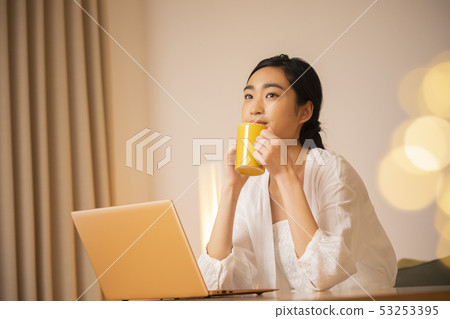 少婦在晚上朝向計算機 53253395