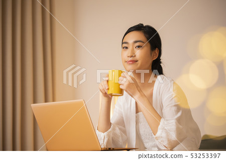 少婦在晚上朝向計算機 53253397