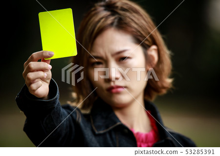 發出一張黃牌的婦女 發出一張黃牌的婦女 53285391