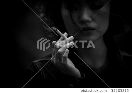 一個吸煙的女人 53285815