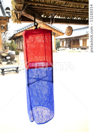 垂懸在房檐的簷口燈籠 53289354