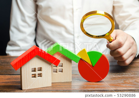 Businessman holding a magnifying glass  53290886