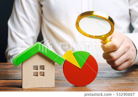 Businessman holding a magnifying glass  53290887