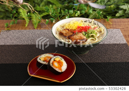沖繩蕎麥麵和壽司卷 沖繩蕎麥麵和壽司卷 53302426