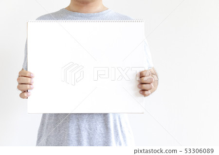 拿著一本空白的寫生簿的人 拿著一本空白的寫生簿的人 53306089