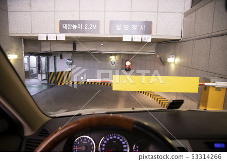 車輛進入停車場 車輛進入停車場 53314266