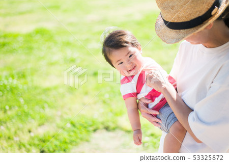 媽媽和寶寶在戶外 媽媽和寶寶在戶外 53325872