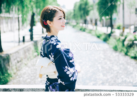 Yukata women and the streets of Kyoto 53333329