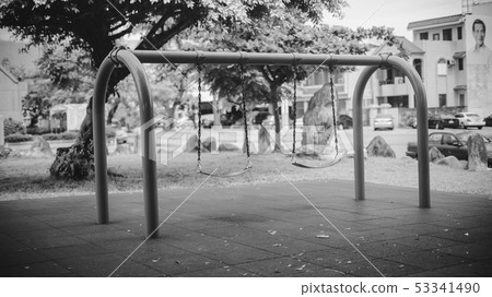 平日無人來訪的公園鞦韆 平日無人來訪的公園鞦韆 53341490