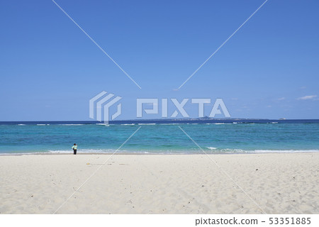 [Sesoko Beach] Okinawa Prefecture Sesoko Island coast superb view blueout early summer 53351885